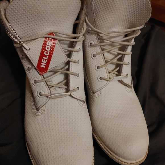 Looking to sell my hellcores( timberland) - Picture 2 of 4